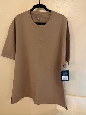 BYLT Basics Lux Split Hem Short-Sleeve Crewneck in Driftwood